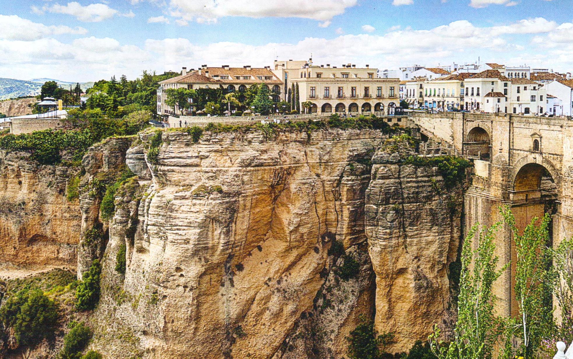 Ronda:
Your visit to Andalucía would not be complete without a tour of the town of Ronda. Ronda is a city in the province of Málaga